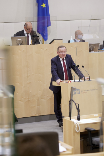 Am Rednerpult Nationalratsabgeordneter Johann Singer (ÖVP)
