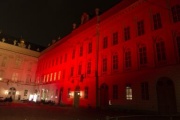 Fassade des Parlaments in der Hofburg in blutroter Beleuchtung anlässlich des #RedWednesday 