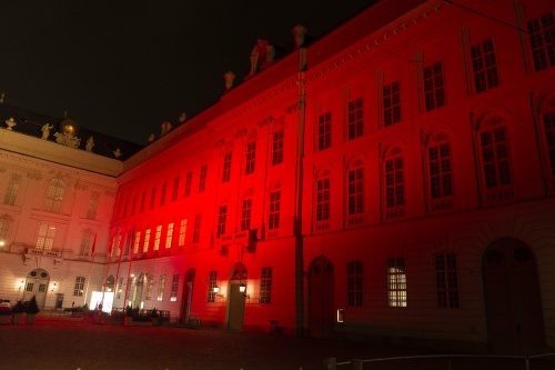 Fassade des Parlaments in der Hofburg in blutroter Beleuchtung anlässlich des #RedWednesday 