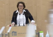 Nationalratsabgeordnete Edith Mühlberghuber (FPÖ) am Rednerpult