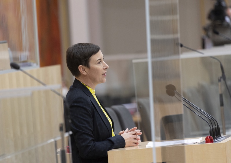 Nationalratsabgeordnete Henrike Brandstötter (NEOS) am Rednerpult