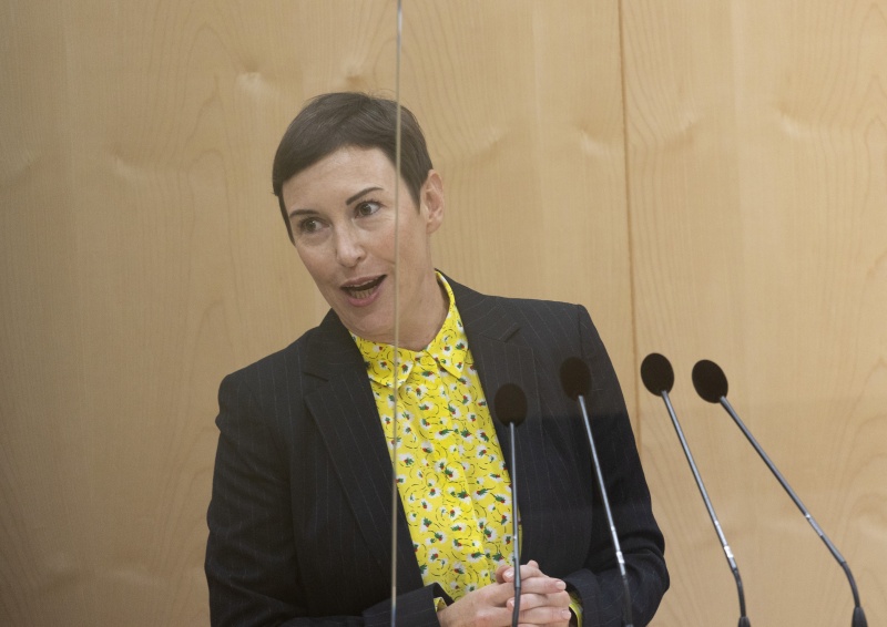 Nationalratsabgeordnete Henrike Brandstötter (NEOS).am Rednerpult