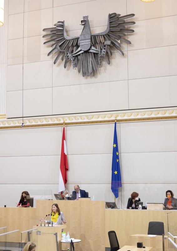 Nationalratsabgeordnete Claudia Plakolm (ÖVP) am Rednerpult