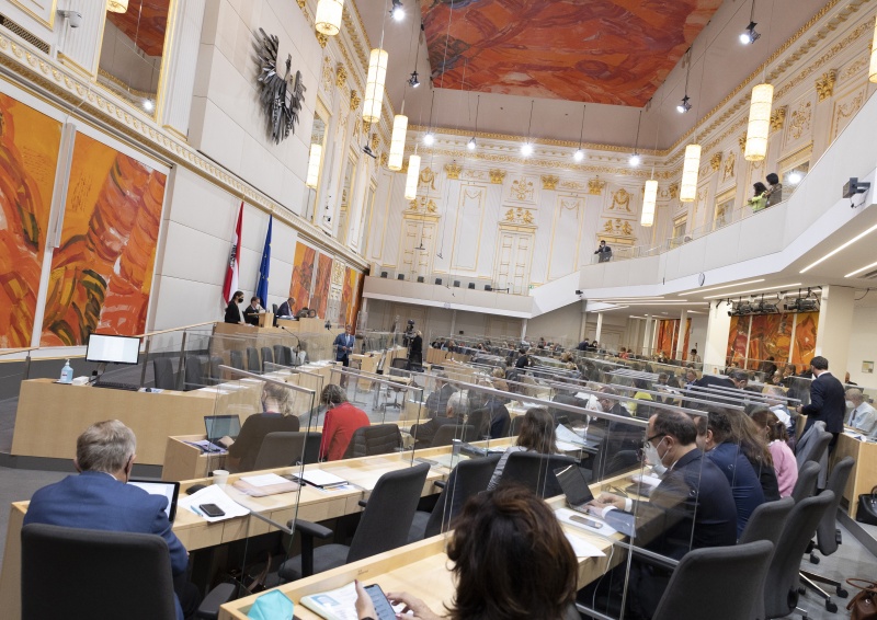 Blick in den Sitzungssaal. Nationalratsabgeordneter Norbert Sieber (ÖVP) am Rednerpult