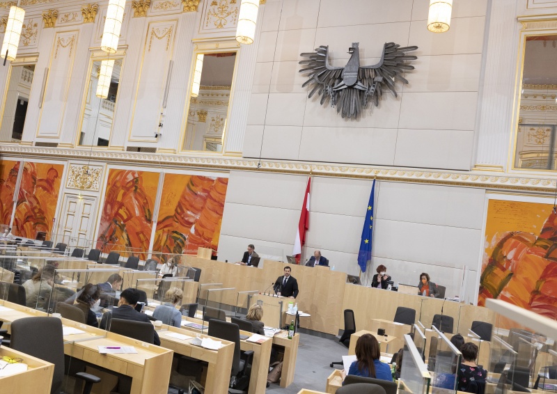 Nationalratsabgeordneter Michael Bernhard (NEOS) am Rednerpult.