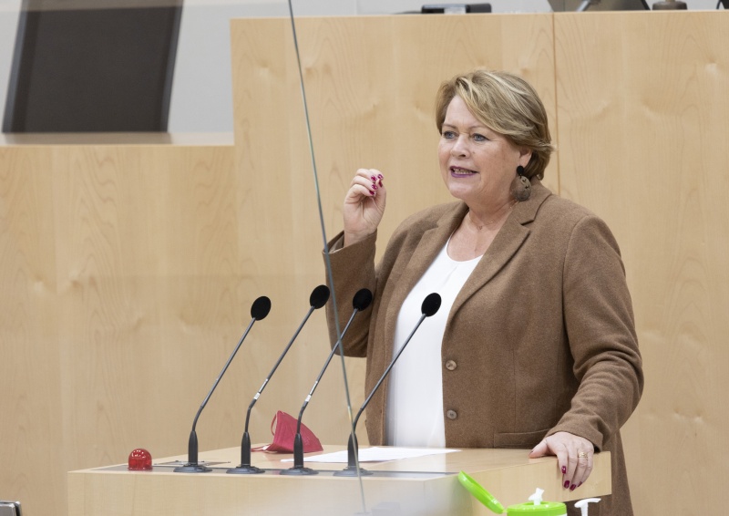 Nationalratsabgeordnete Gertraud Salzmann (ÖVP) am Rednerpult