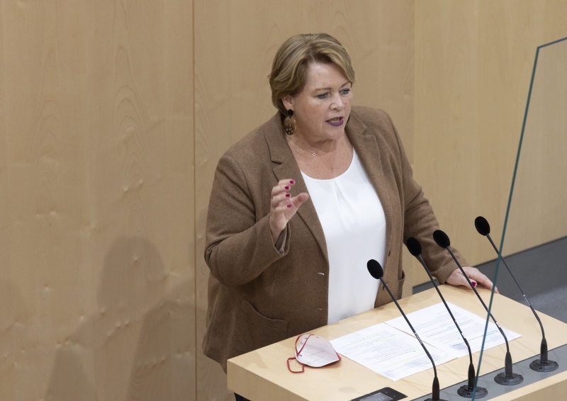 Nationalratsabgeordnete Gertraud Salzmann (ÖVP) am Rednerpult