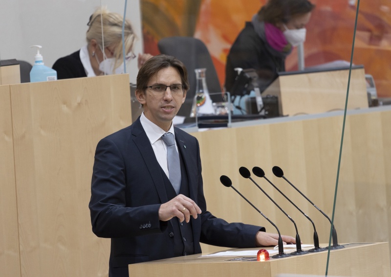 Nationalratsabgeordneter Joachim Schnabel (ÖVP) am Rednerpult