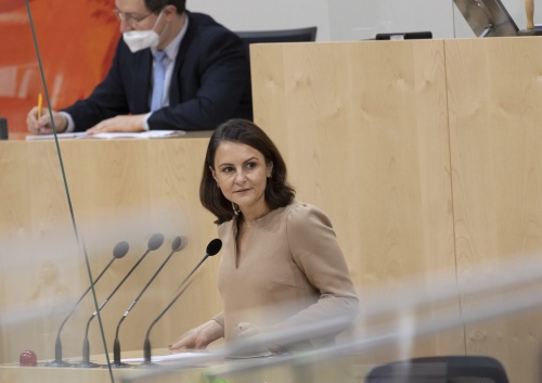 Nationalratsabgeordnete Corinna Scharzenberger (ÖVP) am Rednerpult