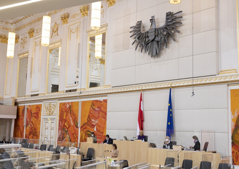 Nationalratsabgeordnete Corinna Scharzenberger (ÖVP) am Rednerpult, am Präsidium Zweite Nationalratspräsidentin Doris Bures (SPÖ)