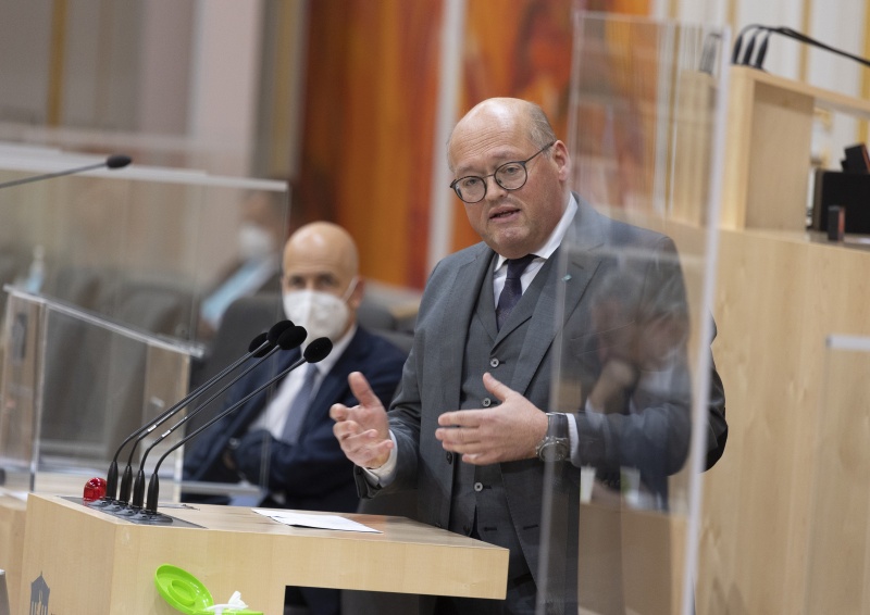 Nationalratsabgeordneter Laurenz Pöttinger (ÖVP) am Rednerpult, Bundesminister für Arbeit Martin Kocher auf der Regierungsbank