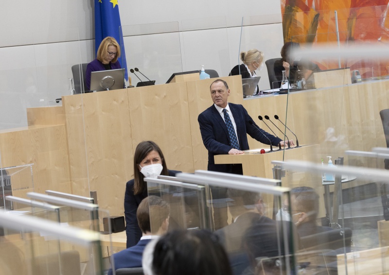 Nationalratsabgeordneter Peter Wurm (FPÖ) am Rednerpult, Zweite Nationalratspräsidentin Doris Bures (SPÖ) am Präsidium