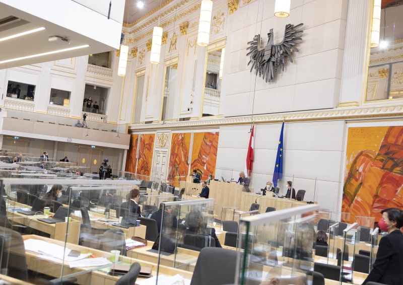 Nationalratsabgeordneter Peter Wurm (FPÖ) am Rednerpult, Zweite Nationalratspräsidentin Doris Bures (SPÖ) am Präsidium