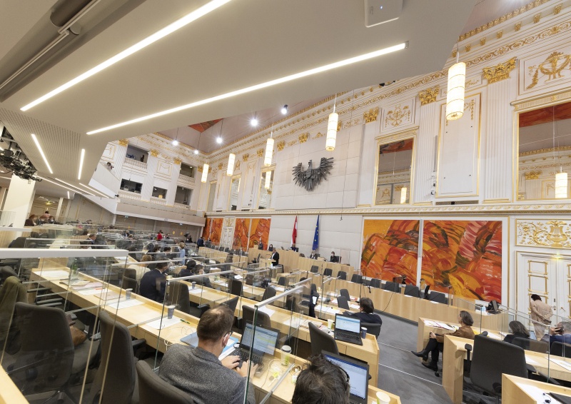 Blick in den Sitzungssaal. Nationalratsabgeordneter Michael Seemayer (SPÖ) am Rednerpult