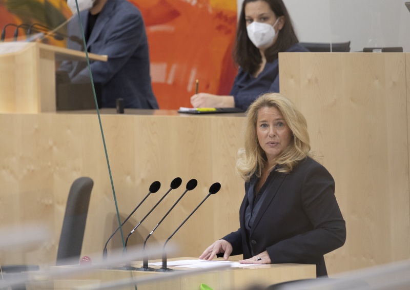 Am Rednerpult Nationalratsabgeordnete Rebecca Kirchbaumer (ÖVP)