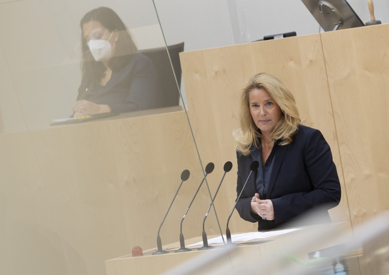 Am Rednerpult Nationalratsabgeordnete Rebecca Kirchbaumer (ÖVP)
