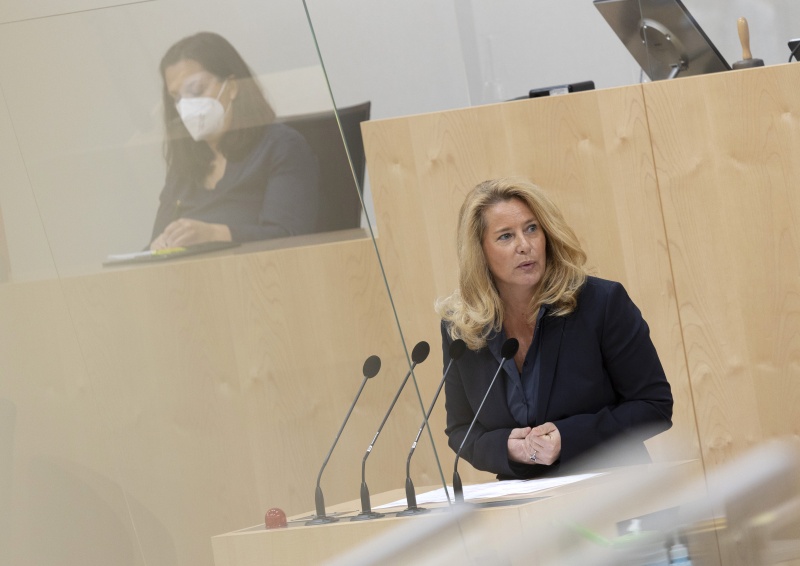 Am Rednerpult Nationalratsabgeordnete Rebecca Kirchbaumer (ÖVP)