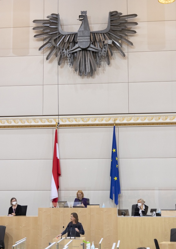 Nationalratsabgeordnete Bettina Zopf (ÖVP) am Rednerpult, Zweite Nationalratspräsidentin Doris Bures (SPÖ) am Präsidium