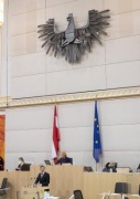 Nationalratsabgeordneter Peter Weidinger (ÖVP) am Rednerpult, Zweite Nationalratspräsidentin Doris Bures (SPÖ) am Präsidium