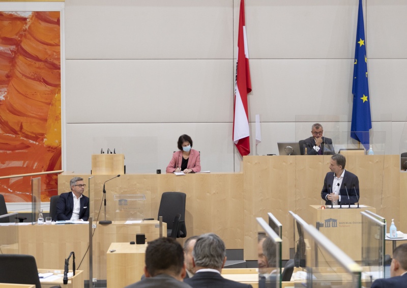 Nationalratsabgeordneter Hermann Weratschnig (GRÜNE), Dritter Nationalratspräsident Norbert Hofer (FPÖ) am Präsidium, auf der Regierungsbank  Staatssekretär für Umwelt Magnus Brunner