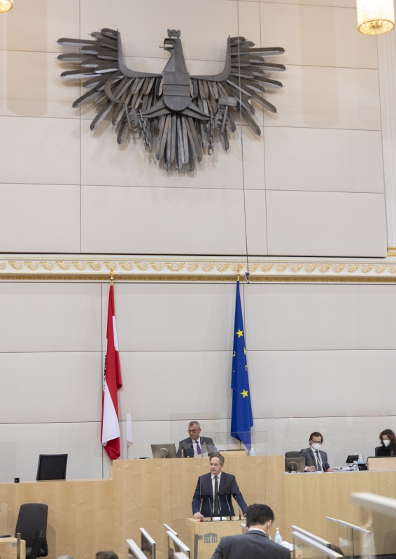 Nationalratsabgeordneter Johannes Schmuckenschlager (ÖVP) am Rednerpult, Dritter Nationalratspräsident Norbert Hofer (FPÖ) am Präsidium