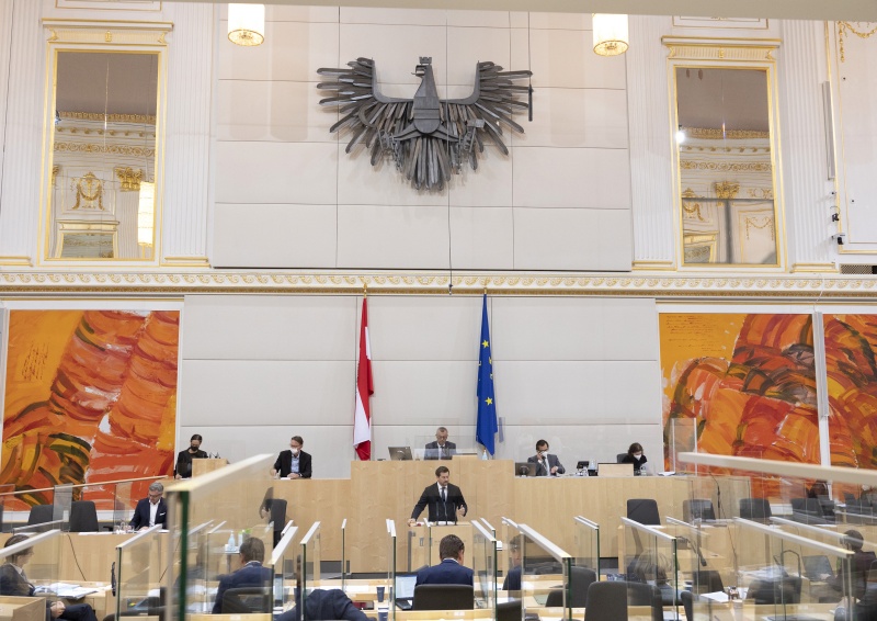 Nationalratsabgeordneter Michael Bernhard (NEOS) am Rednerpult, Dritter Nationalratspräsident Norbert Hofer (FPÖ) am Präsidium