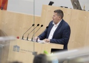  Nationalratsabgeordneter Peter Schmiedlechner (FPÖ) am Rednerpult
