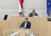 Nationalratsabgeordneter Peter Schmiedlechner (FPÖ) am Rednerpult