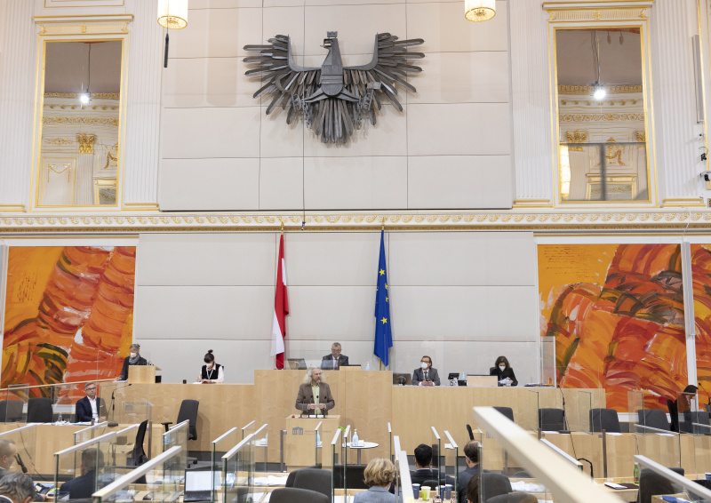 Nationalratsabgeordneter Martin Litschauer (GRÜNE) am Rednerpult, Dritter Nationalratspräsident Norbert Hofer (FPÖ) am Präsidium, Staatssekretär für Umwelt Magnus Brunner auf der Regierungsbank