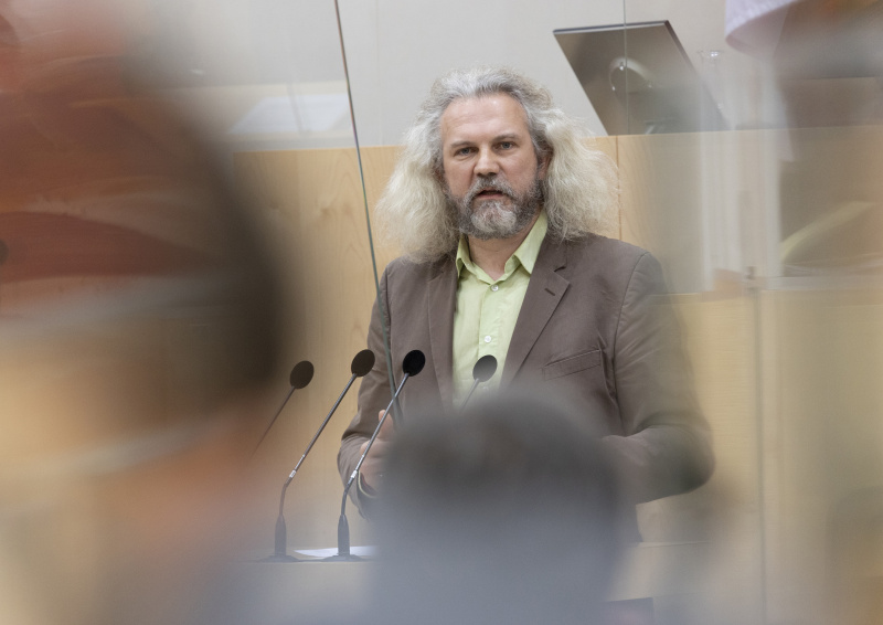 Nationalratsabgeordneter Martin Litschauer (GRÜNE) am Rednerpult