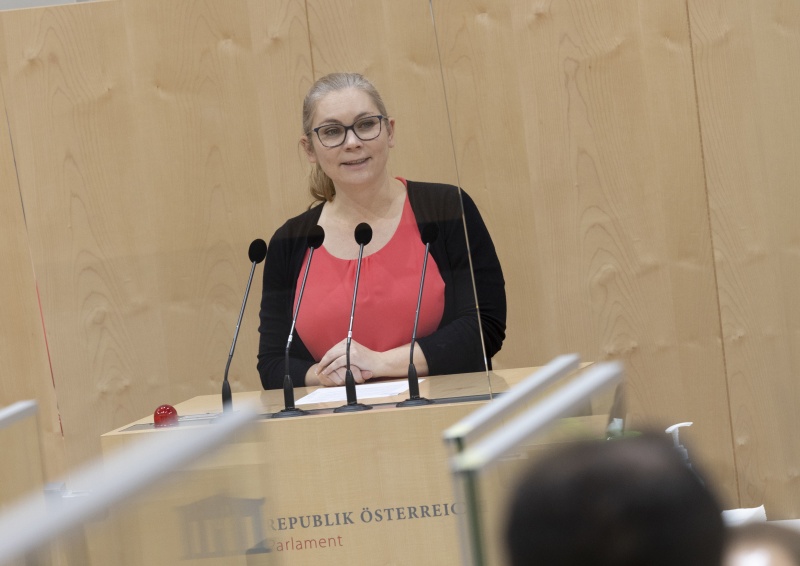 Nationalratsabgeordnete Eva-Maria Himmelbauer (ÖVP) am Rednerpult