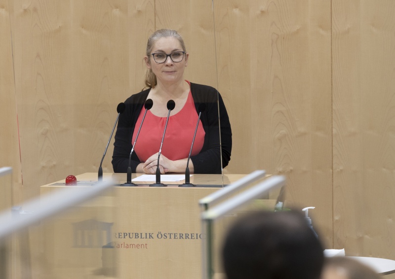 Nationalratsabgeordnete Eva-Maria Himmelbauer (ÖVP) am Rednerpult
