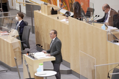 Am Rednerpult Nationalratsabgeordneter Peter Haubner (ÖVP)