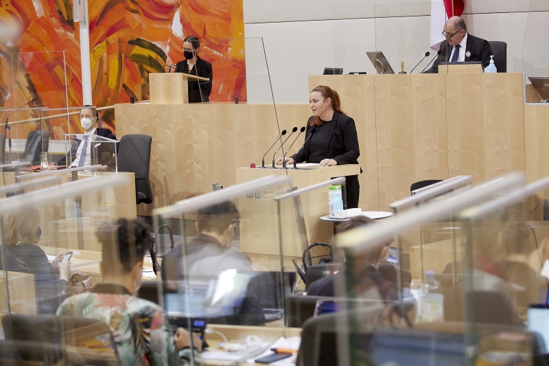 Am Rednerpult Nationalratsabgeordnete Nina Tomaselli (GRÜNE)