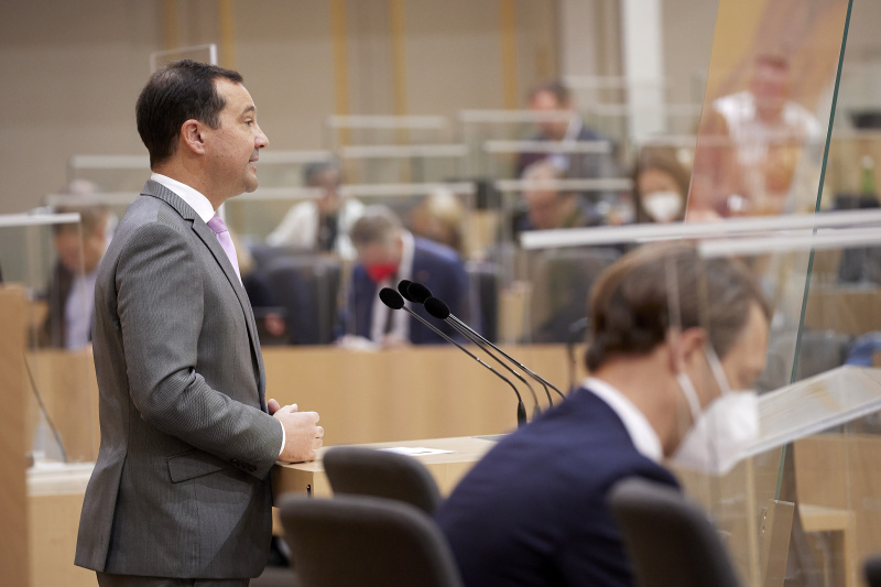 Am Rednerpult Nationalratsabgeordneter Gerald Loacker (NEOS)