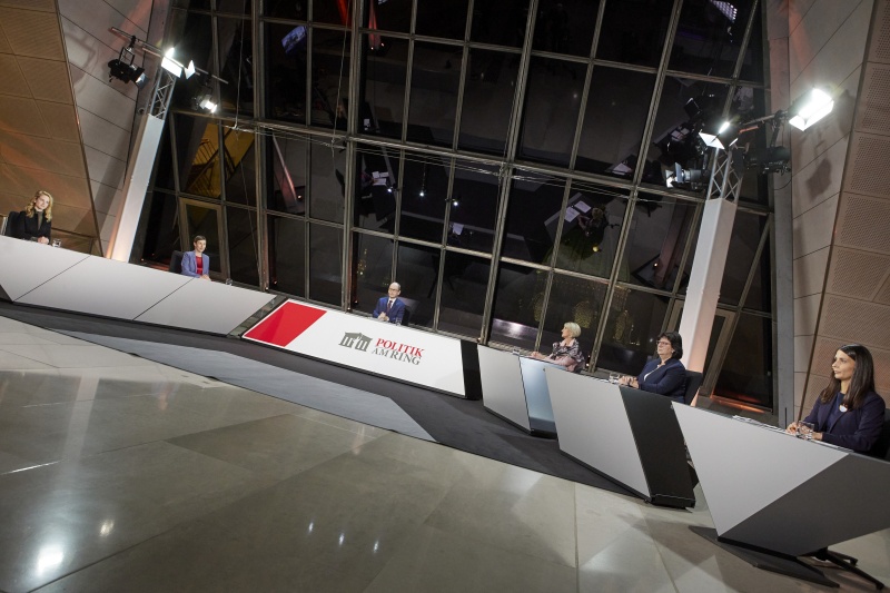 Von links: Nationalratsabgeordnete Eva Maria Holzleitner (SPÖ), Nationalratsabgeordnete Henrike Brandstötter (NEOS), Gerald Gross, Nationalratsabgeordnete Romana Deckenbacher (ÖVP), Nationalratsabgeordnete Rosa Ecker (FPÖ), Nationalratsabgeordnete Meri Disoski (GRÜNE)