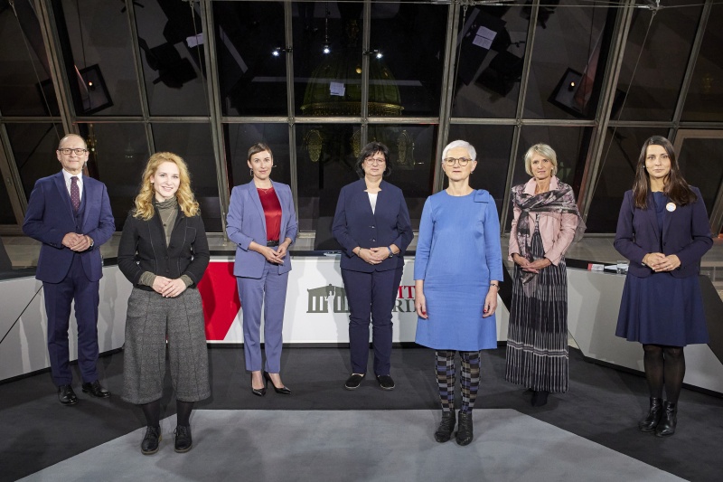 Von links: Gerald Gross, Nationalratsabgeordnete Eva Maria Holzleitner (SPÖ), Nationalratsabgeordnete Henrike Brandstötter (NEOS), Nationalratsabgeordnete Rosa Ecker (FPÖ), Maria Rösslhumer Autonome Österreichische Frauenhäuser, Nationalratsabgeordnete Romana Deckenbacher (ÖVP), Nationalratsabgeordnete Meri Disoski (GRÜNE)