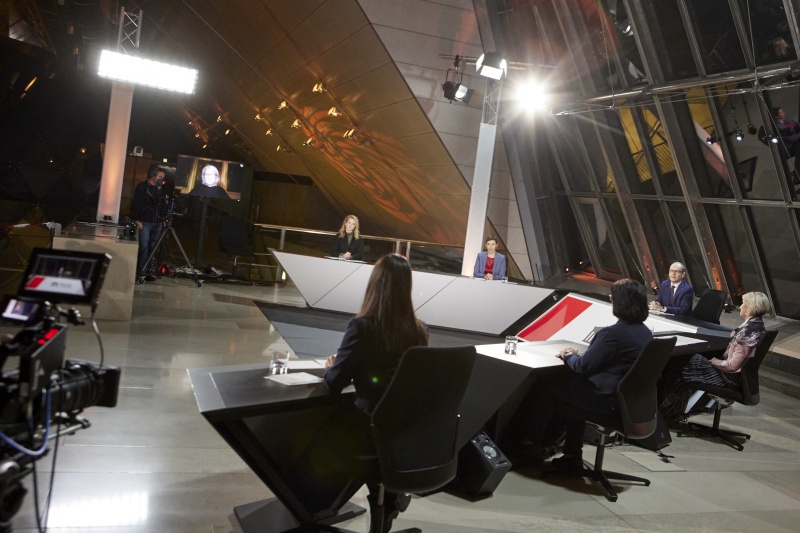 Von links: Vorstand der Klinik für Psychiatrie mit Forensischem Schwerpunkt Adelheid Kastner (am Monitor), Nationalratsabgeordnete Eva Maria Holzleitner (SPÖ), Nationalratsabgeordnete Henrike Brandstötter (NEOS), Gerald Gross, Nationalratsabgeordnete Romana Deckenbacher (ÖVP), Nationalratsabgeordnete Rosa Ecker (FPÖ), Nationalratsabgeordnete Meri Disoski (GRÜNE)