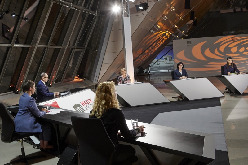 Von links:  Nationalratsabgeordnete Henrike Brandstötter (NEOS), Gerald Gross, Nationalratsabgeordnete Eva Maria Holzleitner (SPÖ), Nationalratsabgeordnete Romana Deckenbacher (ÖVP), Nationalratsabgeordnete Rosa Ecker (FPÖ), Nationalratsabgeordnete Meri Disoski (GRÜNE)