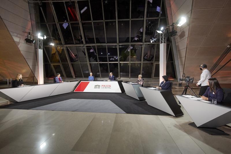 Von links: Nationalratsabgeordnete Eva Maria Holzleitner (SPÖ), Nationalratsabgeordnete Henrike Brandstötter (NEOS), Maria Rösslhumer Autonome Österreichische Frauenhäuser, Gerald Gross, Nationalratsabgeordnete Romana Deckenbacher (ÖVP), Nationalratsabgeordnete Rosa Ecker (FPÖ), Nationalratsabgeordnete Meri Disoski (GRÜNE)