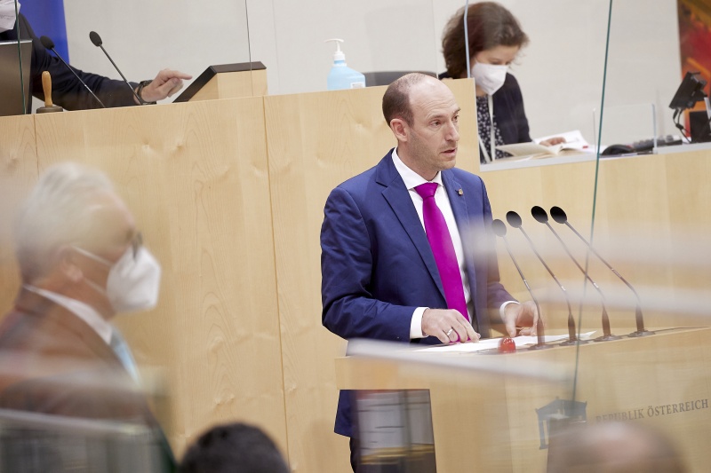 Am Rednerpult Bundesrat Karl-Arthur Arlamovsky (NEOS)