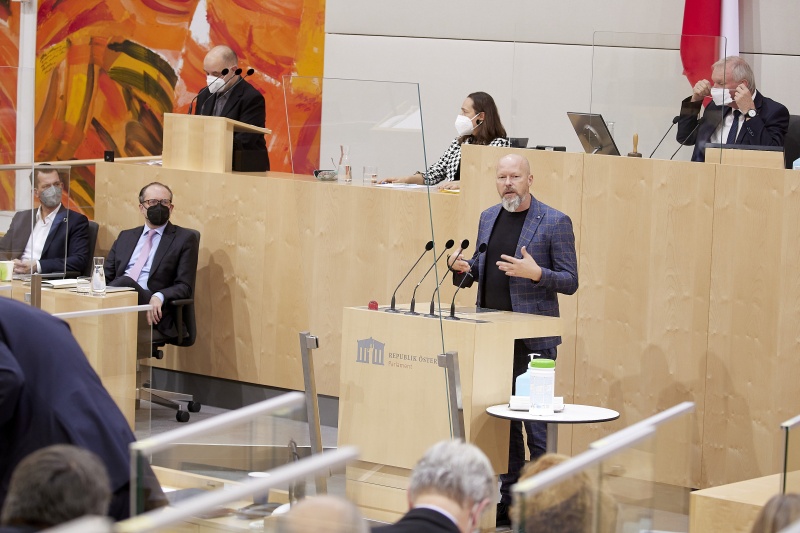 Am Rednerpult Vorsitzender der Bundesratsfraktion Marco Schreuder (GRÜNE)