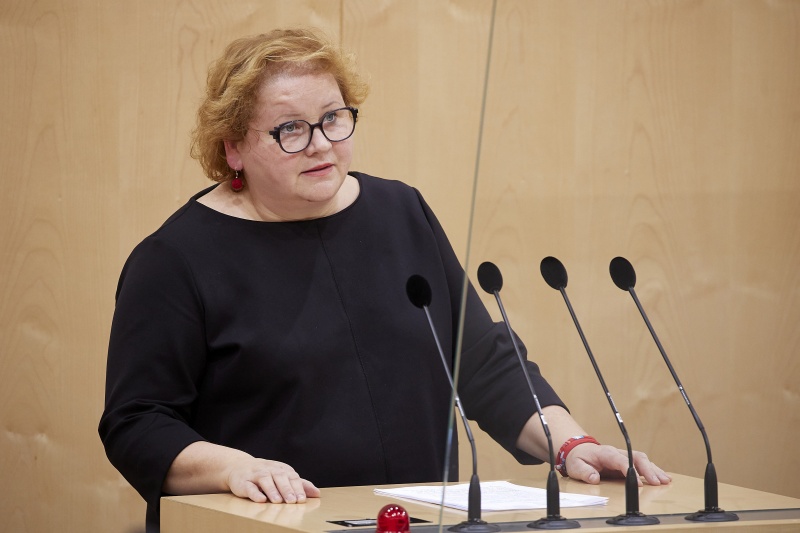 Am Rednerpult Vorsitzende der Bundesratsfraktion Korinna Schumann (SPÖ)