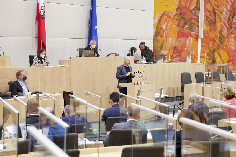 Am Rednerpult Vorsitzender der Bundesratsfraktion Marco Schreuder (GRÜNE)