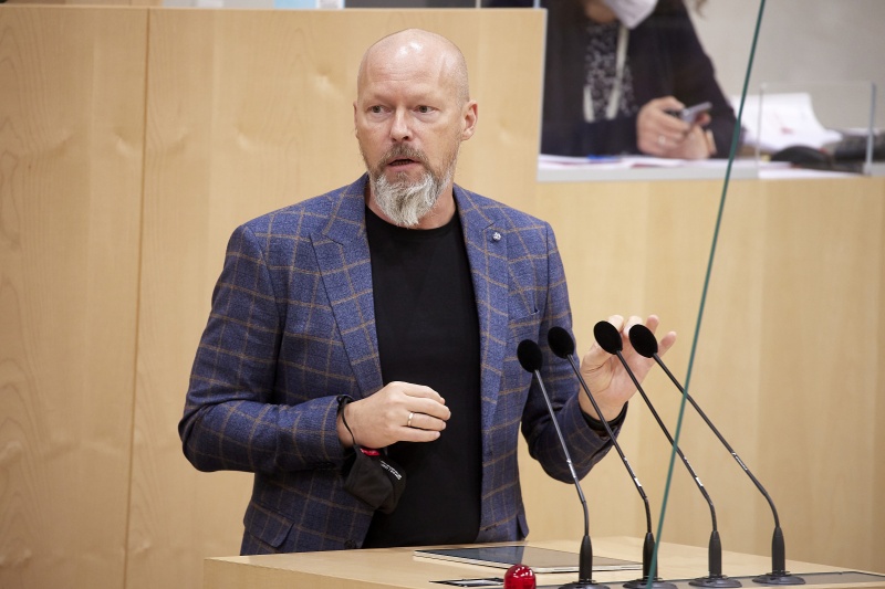 Am Rednerpult Vorsitzender der Bundesratsfraktion Marco Schreuder (GRÜNE)