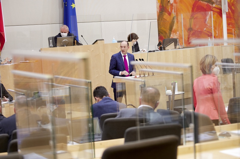 Am Rednerpult Bundesrat Karl-Arthur Arlamovsky (NEOS)