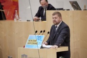 Am Rednerpult Bundesrat Andreas Arthur Spanring (FPÖ)