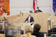 Am Rednerpult Vorsitzender der Bundesratsfraktion Karl Bader (ÖVP)