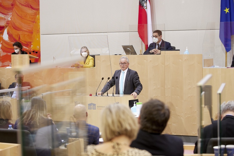 Am Rednerpult Vorsitzender der Bundesratsfraktion Karl Bader (ÖVP)