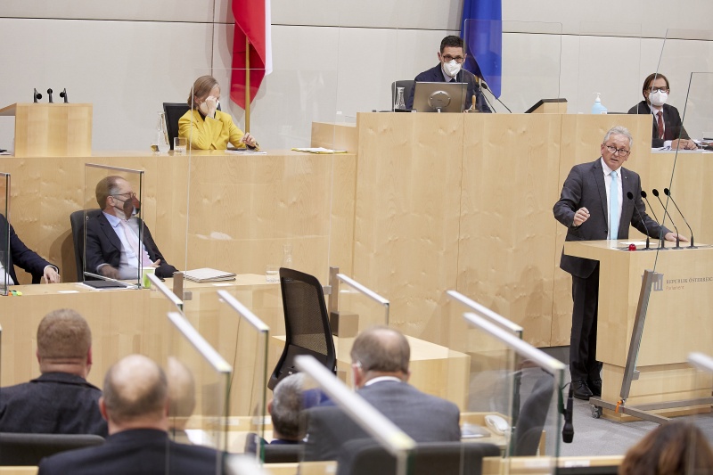 Am Rednerpult Vorsitzender der Bundesratsfraktion Karl Bader (ÖVP)